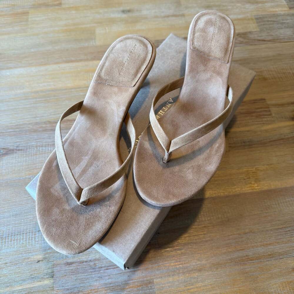 Anthropologie Thong Round Toe Size 8 Tan Suede Sandals